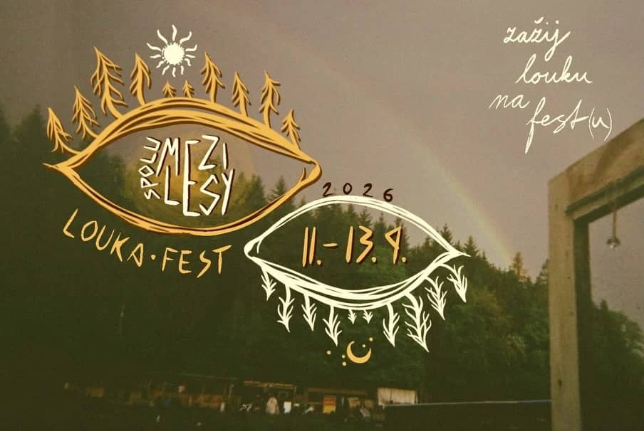 Plakát Louka·Fest — Spolu Mezi Lesy, 11.–13. 9. 2026: dvě kreslené oči z lesa a trav nad zšeřelou loukou s duhou